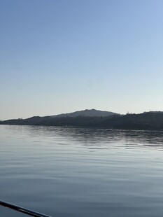 平静湖面与远处山峦景色