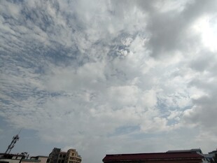 城市上空的多云景象
