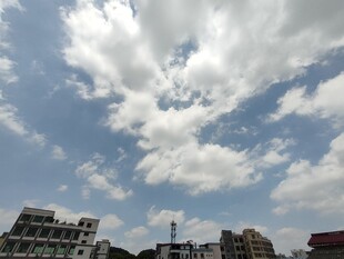 城市上空的蓝天白云