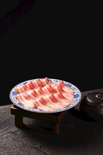 精致摆盘的美味生肉片