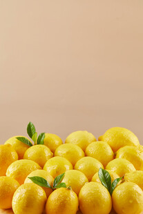 整齐排列的鲜黄柠檬