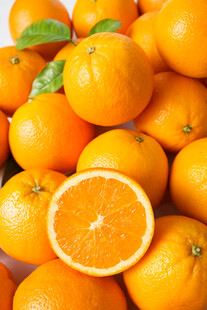 新鲜橙子堆叠及切开特写