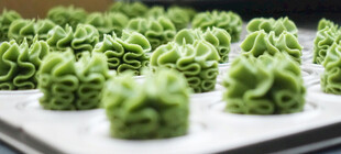 绿色精致裱花糕点展示