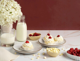 精致甜点与鲜果牛奶组合