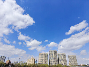 蓝天白云下的城市建筑群