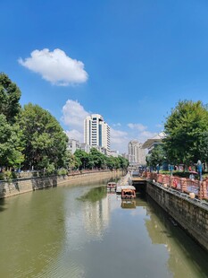 河畔城市风光 小船悠悠