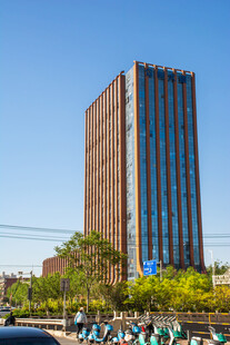 城市中高耸的现代办公大楼