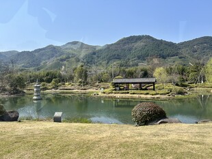 湖畔青山间的静谧景致