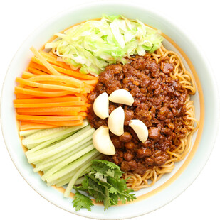 美味炸酱面 食材丰富诱人