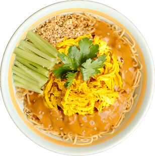 美味鸡蛋面配蔬菜与酱料