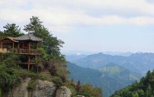 悬崖上的山居美景