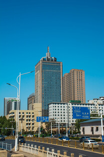 城市高楼与道路景观
