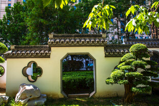 中式庭院拱门与绿植景观