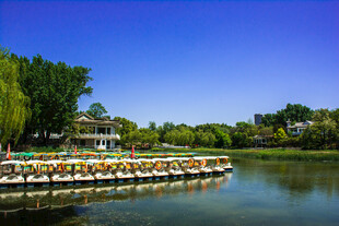 湖畔游船美景如画