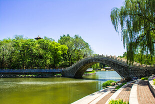 湖畔石拱桥风景