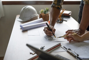 设计师桌边专注绘图时刻