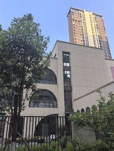 现代建筑与周边绿植景观