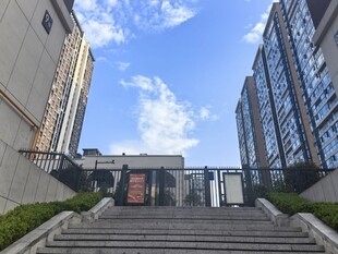 城市高楼间的阶梯景观