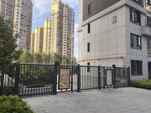 小区外的铁艺围栏与建筑