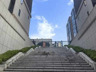 城市中通往高处的阶梯
