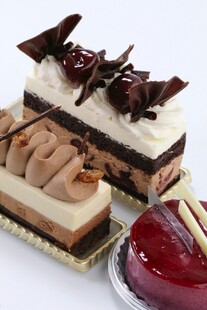 美味多层蛋糕与果酱甜点