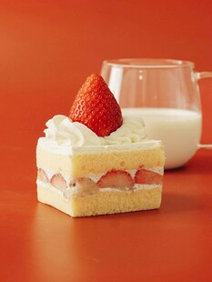 草莓奶油蛋糕与牛奶