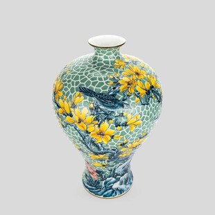 精美花卉纹陶瓷花瓶