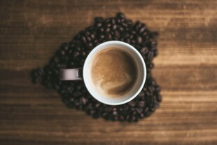 心形咖啡豆环绕的咖啡杯