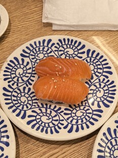 蓝白盘上的美味三文鱼