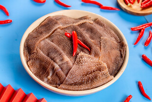 鲜切毛肚配红椒诱人