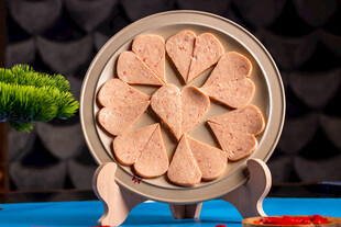 美味火腿肠切片摆盘