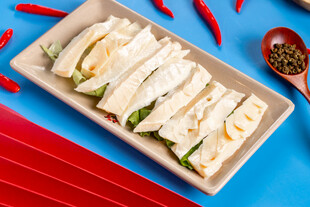 美味夹心糕点摆拍展示