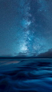 星空下的静谧海面