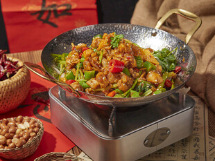 美味干锅牛蛙烹饪现场