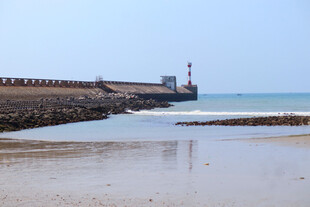 宁静海边码头风景