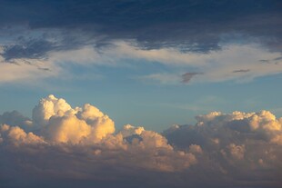夕阳下的绚烂云朵