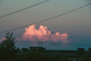 夕阳下的梦幻粉色云朵