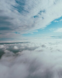 云海之上的蓝天美景