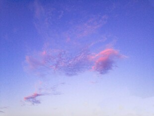 蓝天中的绚烂彩色烟雾