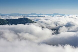 云海之上的壮丽山景