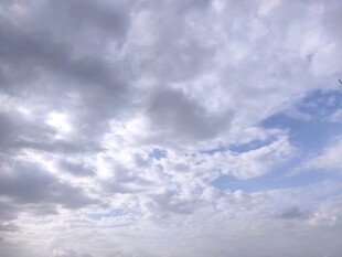天空中密布的层叠云朵