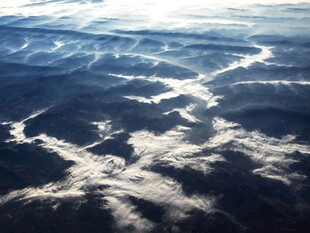 高空俯瞰壮丽云海景观