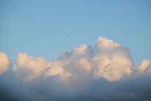 蓝天中的蓬松云朵