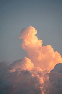 绚丽晚霞中的蓬松云朵