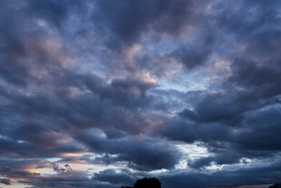 壮丽天空下的绚烂云层