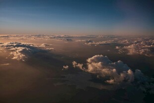 高空俯瞰壮丽云海景观