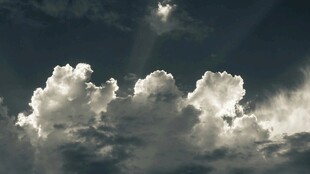 阳光穿透云层的壮丽景象