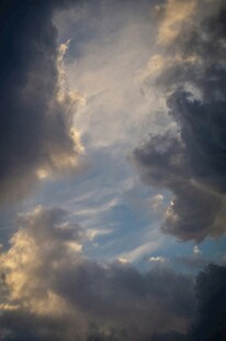 黄昏时分的绚烂天空