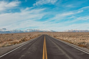 旷野中的延伸公路