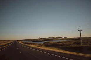 公路延伸向远方的风景